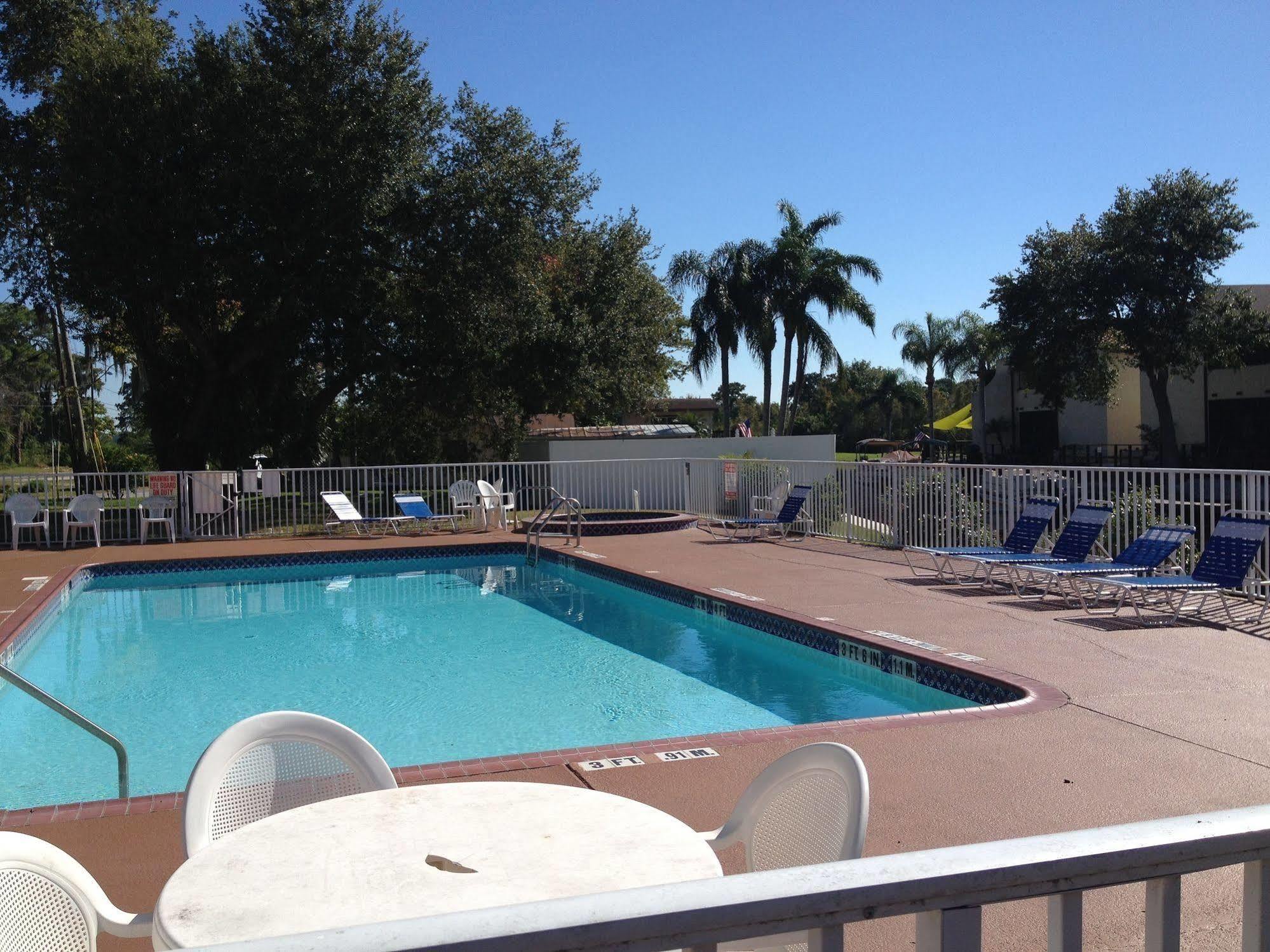 Vista Inn Lake Tarpon Palm Harbor Bagian luar foto